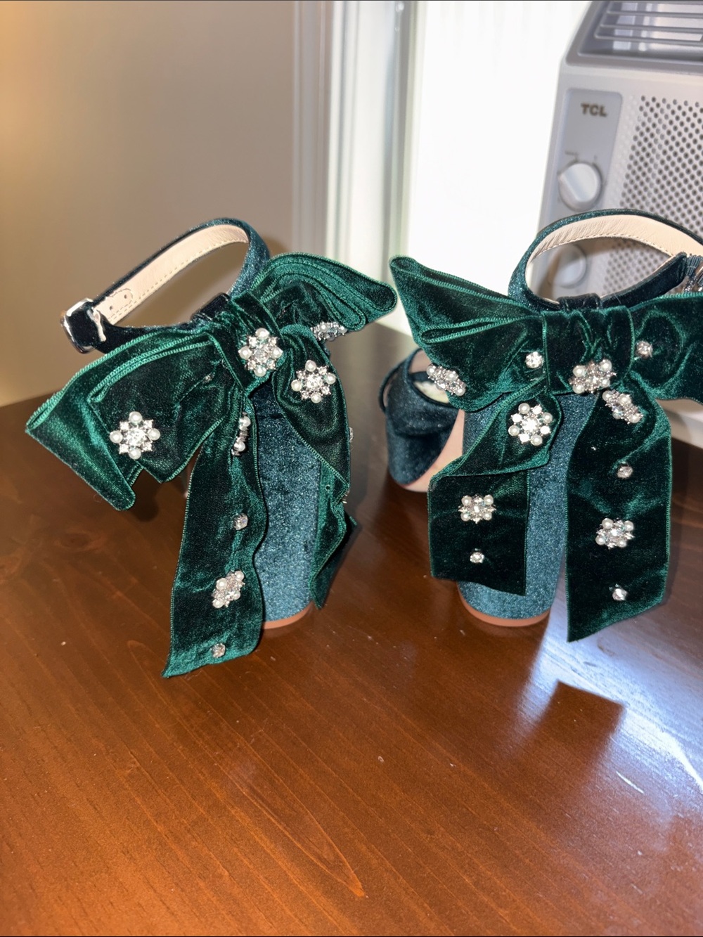 NWT Nicola Bathie X Antonio Melani Lila Bow Emerald Green Velvet Heels